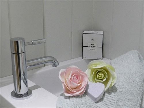 Posh Huts Farmstay Falstone 外观 照片
